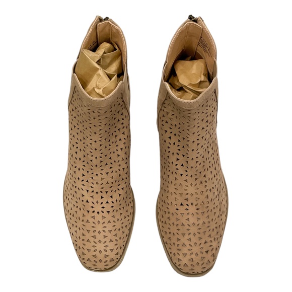 KENNETH COLE REACTION Perforated Bootie in Sand - Size 7.5 - Picture 2 of 6
